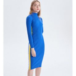 Sukienka midi w prążki - Niebieski. Niebieskie sukienki damskie Cropp, s, bez wzorów, bez kołnierzyka, bez rękawów, midi. W wyprzedaży za 29,99 zł.