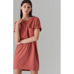 Bawełniana sukienka oversize - Różowy. Różowe sukienki damskie Mohito, s, bez wzorów, z bawełny, bez kołnierzyka, bez rękawów, oversize. Za 69,99 zł.