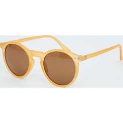 Okrągłe okulary przeciwsłoneczne z tworzywa. Żółte okulary przeciwsłoneczne damskie marki Pull&Bear, okrągłe. Za 49,90 zł.