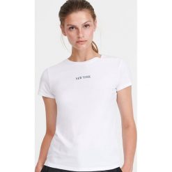 T-shirt z minimalistycznym napisem - Biały. Białe t-shirty damskie Reserved, s, z napisami, bez kołnierzyka. Za 29,99 zł.