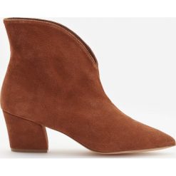 Zamszowe botki -. Botki damskie Reserved, z zamszu, bez obcasa, bez zapięcia. Za 249,99 zł.