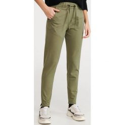 Spodnie z bawełny organicznej - Khaki. Brązowe spodnie damskie Reserved, s, z bawełny. Za 69,99 zł.