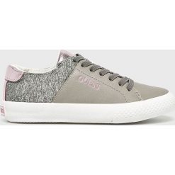 Guess Jeans - Tenisówki dziecięce. Różowe trampki dziewczęce Guess Jeans, z aplikacjami, z jeansu, bez zapięcia. W wyprzedaży za 139,90 zł.