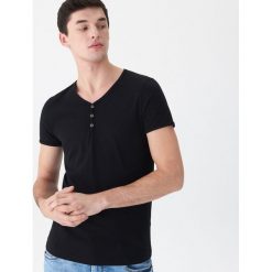 T-shirt z guzikami - Czarny. Czarne t-shirty męskie House, s, bez wzorów, bez kołnierzyka. Za 35,99 zł.