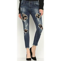Niebieskie Jeansy Bash. Niebieskie jeansy damskie z dziurami marki Born2be. Za 89,99 zł.