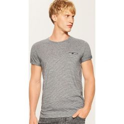 T-shirt w prążki - Szary. Szare t-shirty męskie marki House, l, w prążki. W wyprzedaży za 29,99 zł.
