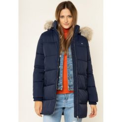 Kurtka puchowa Tommy Jeans Modern Puffa DW0DW07109. Niebieskie kurtki damskie Tommy Jeans, xs, bez wzorów, z jeansu, bez kaptura. W wyprzedaży za 599,00 zł.