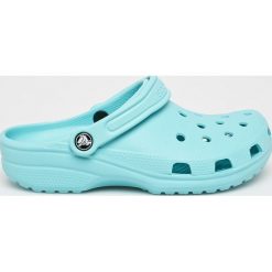 Crocs - Klapki. Niebieskie klapki damskie Crocs, bez wzorów, z gumy, bez obcasa, na obcasie. W wyprzedaży za 129,90 zł.