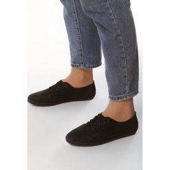 Czarne Tenisówki Wangle. Czarne trampki i tenisówki damskie Born2be, z aplikacjami, na sznurówki. Za 39,99 zł.