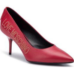 Szpilki LOVE MOSCHINO - JA10037G18IB0500 Rosso. Czerwone półbuty damskie Love Moschino, z aplikacjami, ze skóry, bez obcasa, na obcasie, bez zapięcia. W wyprzedaży za 799,00 zł.