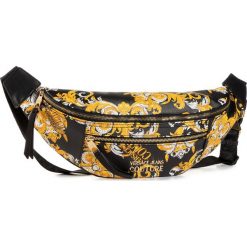 Saszetka nerka VERSACE JEANS COUTURE - E1VZABF8 71579 M27. Czarne nerki damskie Versace Jeans Couture, bez wzorów, z jeansu, młodzieżowe, bez dodatków. Za 719,00 zł.