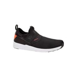Buty męskie do chodu sportowego PW 160 Slip On czarno-pomarańczowe. Czarne buty sportowe męskie marki NEWFEEL, z poliesteru, bez zapięcia, trekkingowe. Za 99,99 zł.