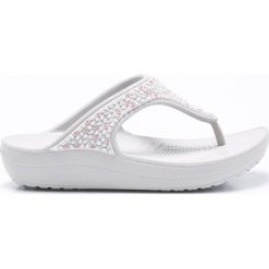 Crocs - Japonki. Szare klapki damskie marki Crocs, bez wzorów, z materiału, bez obcasa, na obcasie. W wyprzedaży za 159,90 zł.