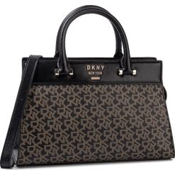 Torebka DKNY - Ava Satchel T&C Logo R93DJD67 Ebony/Blk. Czarne torebki klasyczne damskie DKNY, bez wzorów, ze skóry, klasyczne, bez dodatków. W wyprzedaży za 589,00 zł.