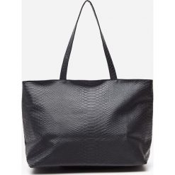 Torba shopper w wężowy wzór - Czarny. Czarne torby damskie na zakupy House, bez wzorów, bez dodatków. W wyprzedaży za 39,99 zł.