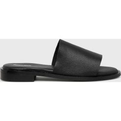 Answear - Klapki 6673. Czarne klapki damskie ANSWEAR, bez wzorów, ze skóry, bez obcasa. W wyprzedaży za 69,90 zł.