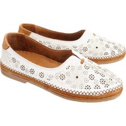 MANITU 840789-3 weiss, półbuty letnie damskie. Półbuty damskie Manitu, na lato, bez wzorów, z gumy, bez obcasa, bez zapięcia. W wyprzedaży za 233,90 zł.