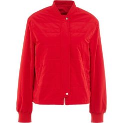 Filippa K RYDER Kurtka Bomber rouge. Czerwone kurtki damskie marki Filippa K, m, bez wzorów, z poliesteru, bez kaptura. W wyprzedaży za 495,60 zł.