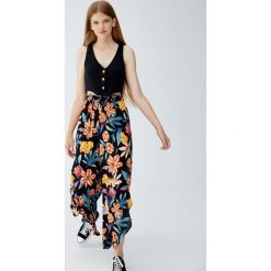 Krótki top z prążkowanego materiału z węzłem. Koszulki damskie Pull&Bear. Za 59,90 zł.