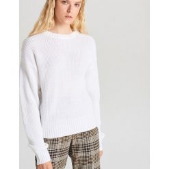 Sweter oversize - Biały. Białe swetry damskie Cropp, s, bez wzorów, bez rękawów, bez kaptura. Za 69,99 zł.