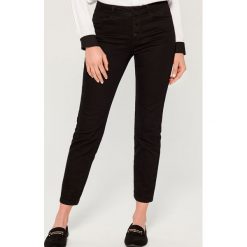 Jeansy skinny fit z wysokim stanem - Czarny. Czarne jeansy damskie relaxed fit marki Mohito, z podwyższonym stanem. Za 99,99 zł.