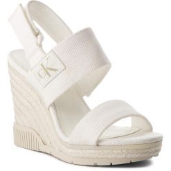 Espadryle CALVIN KLEIN JEANS - Lacey Canvas R8811 Off White. Białe espadryle damskie Calvin Klein Jeans, w paski, z jeansu, bez obcasa, na koturnie. W wyprzedaży za 309,00 zł.