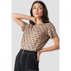 NA-KD T-shirt Branded - Beige. Brązowe t-shirty damskie marki NA-KD, z materiału, z okrągłym kołnierzem. Za 80,95 zł.