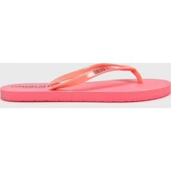 Calvin Klein Underwear - Japonki. Różowe klapki damskie Calvin Klein Underwear, bez wzorów, z materiału, bez obcasa, na obcasie. W wyprzedaży za 79,90 zł.