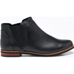 Caprice - Botki. Czarne buty zimowe damskie marki Caprice, z materiału, z okrągłym noskiem, na obcasie. W wyprzedaży za 169,90 zł.