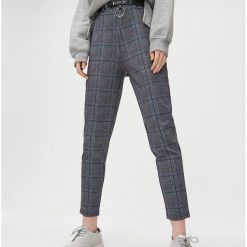 Spodnie chino w kratę z paskiem - Biały. Białe spodnie damskie Cropp, s, bez wzorów. Za 89,99 zł.
