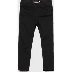 Name it - Spodnie dziecięce 92-164 cm. Czarne spodnie dziewczęce Name it, bez wzorów, z elastanu, casualowe. W wyprzedaży za 59,90 zł.