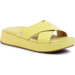 Klapki UGG - W Emily 1107896 Mrt. Żółte klapki damskie Ugg, bez wzorów, ze skóry, bez obcasa. Za 389,00 zł.