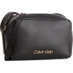 Listonoszki damskie: Torebka CALVIN KLEIN BLACK LABEL – Frame Camera Bag K60K604372 001