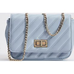 Torebka crossbody z łańcuszkiem - Niebieski. Niebieskie torebki klasyczne damskie Mohito, bez wzorów, bez dodatków. W wyprzedaży za 29,99 zł.