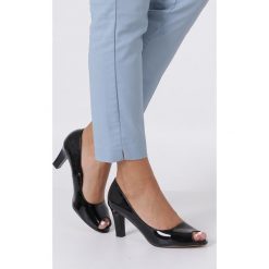 Czarne Czółenka Lakierowane Peep Toe Ze Skórzaną Wkładką Casu Dd19X1/bp. Czarne czółenka damskie Casu, bez wzorów, z lakierowanej skóry, z otwartym noskiem, bez obcasa. W wyprzedaży za 59,99 zł.