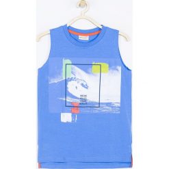 Coccodrillo - T-shirt dziecięcy 128-140 cm. Niebieskie t-shirty chłopięce COCCODRILLO, z nadrukiem, z elastanu, bez rękawów. W wyprzedaży za 31,90 zł.