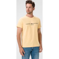 Tommy Hilfiger Koszulka Żółty. Żółte podkoszulki męskie TOMMY HILFIGER, xxl, z haftami, z bawełny, bez kołnierzyka, krótkie. Za 187,95 zł.