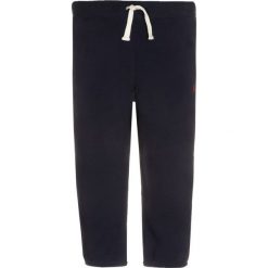 Polo Ralph Lauren Spodnie treningowe cruise navy. Niebieskie spodnie dresowe dziewczęce marki Polo Ralph Lauren, z bawełny. W wyprzedaży za 233,10 zł.