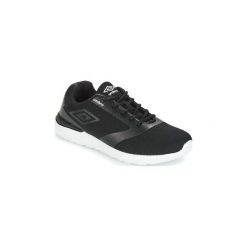 Buty Umbro FABBY. Czarne trampki męskie Umbro, bez wzorów, bez zapięcia. Za 119,20 zł.