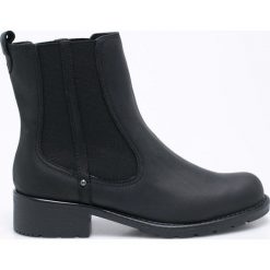 Clarks - Botki. Czarne botki damskie skórzane marki Clarks, z okrągłym noskiem. W wyprzedaży za 239,90 zł.