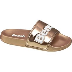 Klapki damskie Bench złote. Żółte klapki damskie marki Bench, z napisami, z materiału, bez obcasa. Za 69,90 zł.