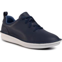 Półbuty CLARKS - Step Welt Free 261459367 Navy. Niebieskie półbuty męskie Clarks, na co dzień, bez wzorów, ze skóry ekologicznej, bez zapięcia. W wyprzedaży za 239,00 zł.