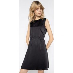 Sukienka koktajlowa Red Valentino TR3VAM05. Czarne sukienki damskie Red Valentino, bez wzorów, z poliesteru, wizytowe, bez kołnierzyka, bez rękawów. W wyprzedaży za 1489,00 zł.