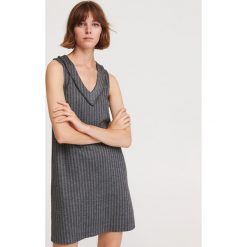Sukienka w jodełkę - Szary. Szare sukienki damskie Reserved, s, bez wzorów, bez kołnierzyka, bez rękawów. Za 119,99 zł.