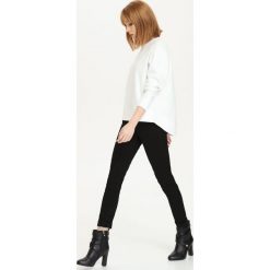 BLUZA NIEROZPINANA DAMSKA GŁADKA. Białe długie bluzy damskie Top Secret, z długim rękawem. Za 29,99 zł.