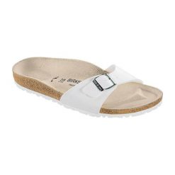 Klapki w kolorze białym. Białe klapki damskie Birkenstock, bez wzorów, z materiału, bez obcasa. W wyprzedaży za 219,95 zł.