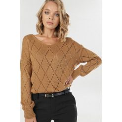 Camelowy Sweter Isiryla. Brązowe swetry damskie Born2be, uniwersalny, bez wzorów, bez rękawów, bez kaptura. Za 109,99 zł.