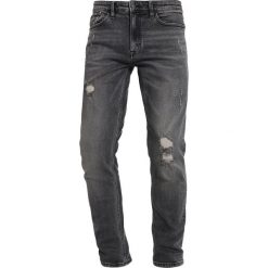 Calvin Klein Jeans CAVERN DESTRUCTED Jeansy Slim Fit denim. Szare jeansy męskie relaxed fit marki Calvin Klein Jeans. W wyprzedaży za 389,35 zł.