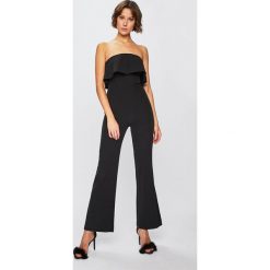 Guess Jeans - Kombinezon Sara. Czarne kombinezony damskie Guess Jeans, na co dzień, s, z aplikacjami, z elastanu, z dekoltem karo, z długim rękawem, długie. W wyprzedaży za 349,90 zł.