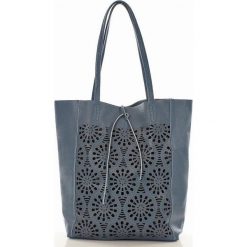 Modny shopper na ramię skórzany AMELIA jeans ażur. Niebieskie torby damskie na zakupy marki Creazioni in pelle, w ażurowe wzory, z jeansu, na ramię, zdobione. Za 249,00 zł.